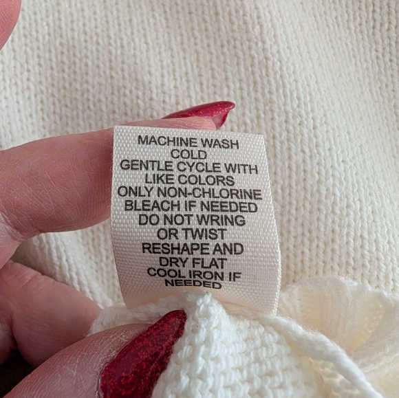 Jessica Simpson 'Kiss Me' Heart Sweater - Picture 10 of 12